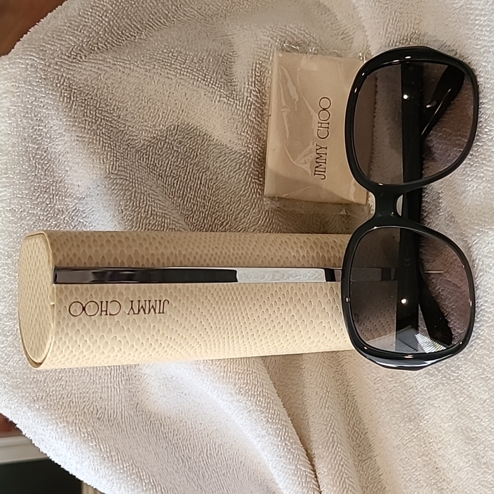 Jimmy Choo Lia/s sunglasses. Size 56-17-135. Case and brand cloth included. Grey